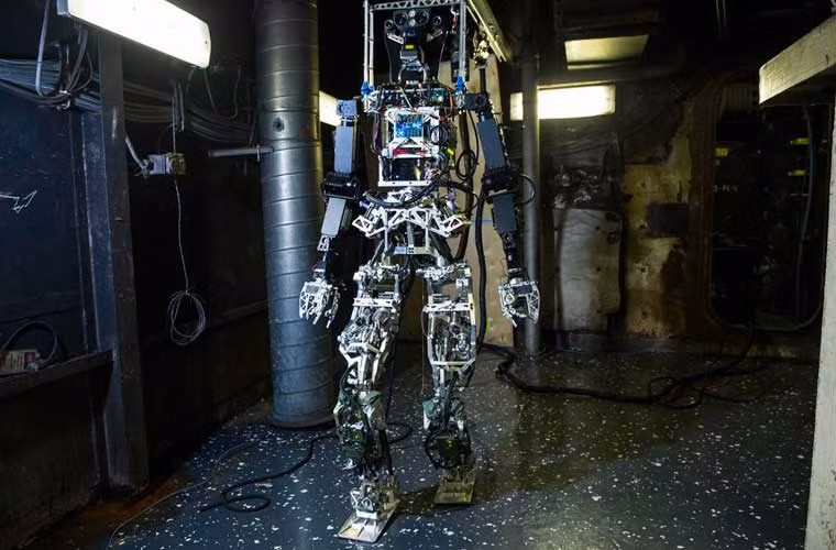 Trong ảnh là thành tựu công nghệ tự động hóa mới nhất của nước Mỹ - robot chữa cháy phục vụ cho các tàu chiến Hải quân Mỹ do sinh viên trường Công nghệ Virginia thiết kế trình diễn trong Hội chợ Công nghệ - Khoa học lực lượng hải quân tương lai.