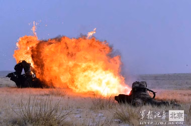 Binh lính Trung Quốc dùng súng phun lửa tấn công mục tiêu bọc thép.