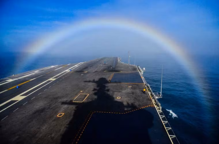 Đây có thể xem là bức ảnh quân sự đẹp nhất tuần qua – tàu sân bay USS John C.Stennis (CVN-74) đang đi qua Cầu Vồng 7 sắc màu tuyệt đẹp.