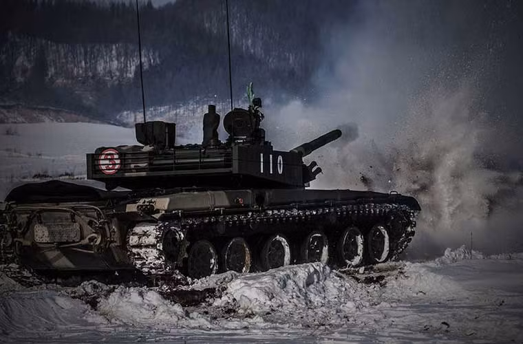 Tuyết trắng bắn tung lên trời trước họng pháo 125mm xe tăng Type 99 sau khi khai hỏa trong một cuộc tập trận của Quân đội Trung Quốc trong thời tiết -22 độ.