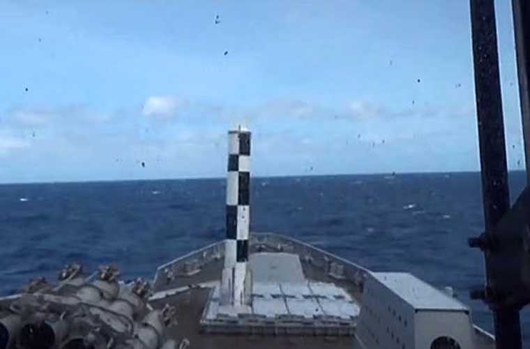 Tuần qua, lần đầu tiên Ấn Độ công bố bức ảnh khá hiếm về cuộc bắn thử tên lửa hành trình siêu âm BrahMos từ hệ thống phóng thẳng đứng trên tàu chiến. Trong ảnh, quả đạn BrahMos đang rời bệ phóng đứng bằng liều phóng phụ.