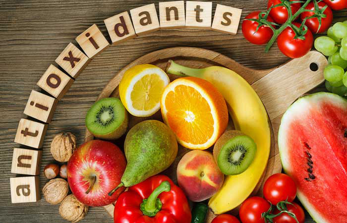 Thực phẩm giàu chất chống oxy hóa.Các loại quả mọng, hạt hồ đào, lá rau mùi, a-ti-sô luộc, nho khô, trà xanh, súp lơ xanh, cà chua.