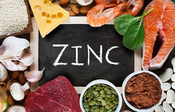 Các thực phẩm giàu kẽm như rau bina, thịt gà, nấm, sữa chua hay rượu kefia làm từ sữa bò lên men, thịt cừu, đào lộn hột, bột ca cao, hạt vừng, hạt bí ngô…