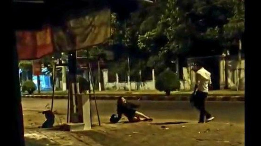 Lam ro clip co gai bi ruot danh, keu cuu tren pho vao toi 8-3