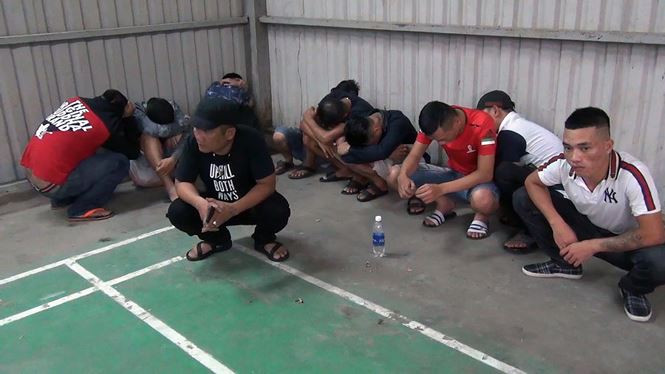 Bat qua tang hon 100 nguoi 'nhay mua' trong quan karaoke luc rang sang-Hinh-2