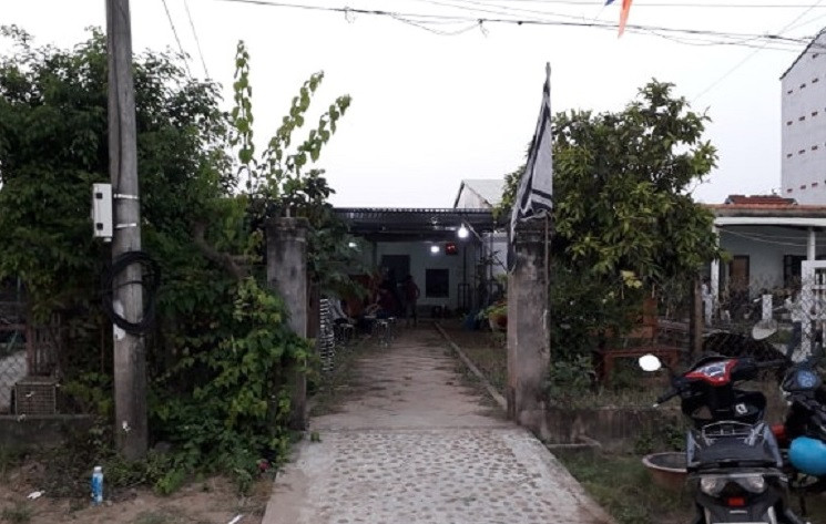 Nguoi dan ong tam xang tu thieu ngoai dong o Quang Nam