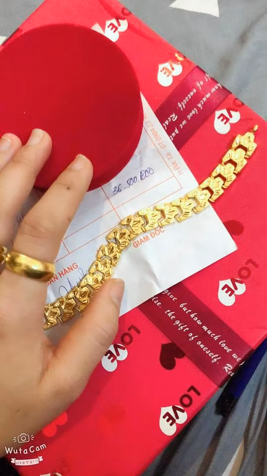 Phan ung bat ngo cua co gai duoc Hiep ga cong khai “yeu”-Hinh-2