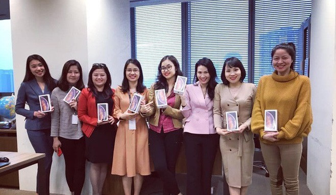 Su that nhan vien nu cua VTV duoc tang dien thoai gan 30 trieu ngay 8/3