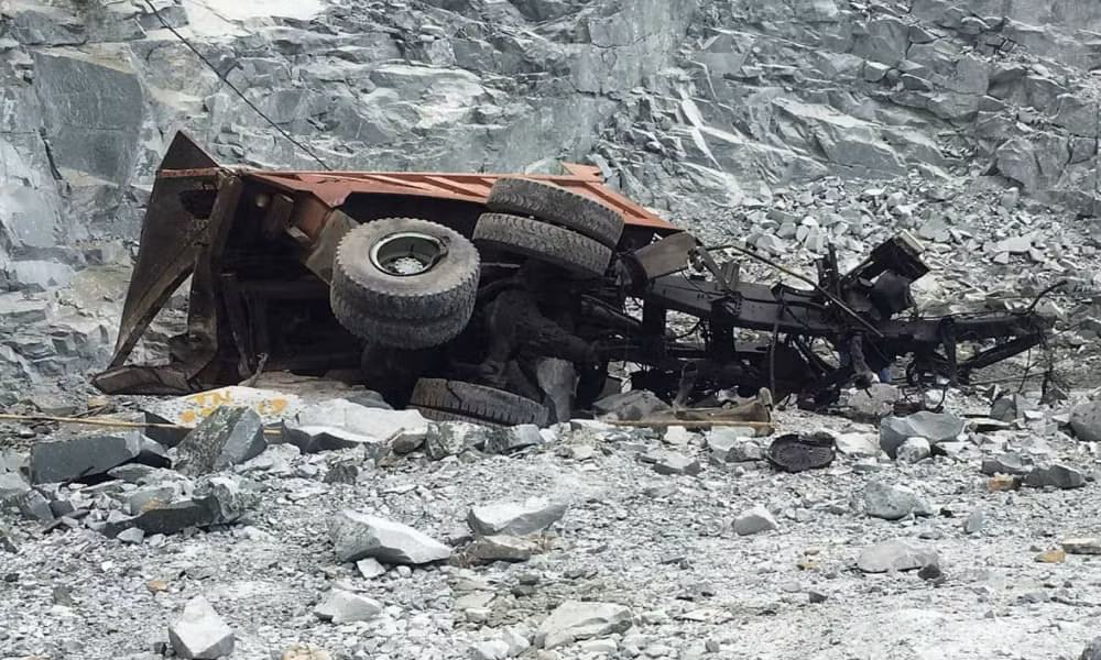 Xe ben roi xuong ham da hang tram met, tai xe tu vong