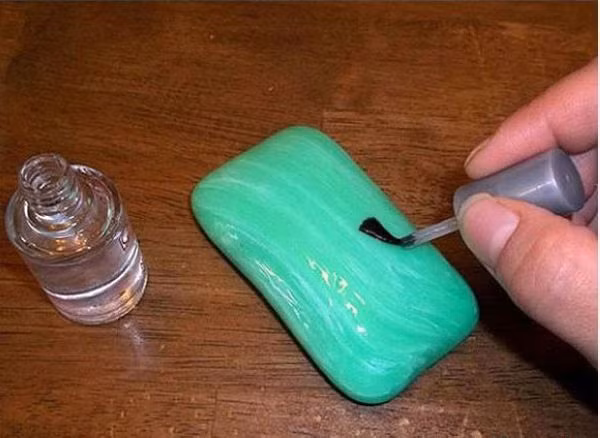 Ngày cá tháng tư, ở đâu cũng vậy, giới trẻ luôn có những trò chơi oái oăm dễ khiến các nạn nhân dù tức điên người vẫn phải ngậm bồ hòn làm ngọt, âm thầm cho qua.