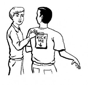 Những mảnh giấy tự thú này sẽ được những "kẻ đi câu" tìm cách dán lên lưng, lên người bạn bè của mình. Phổ biến nhất trên mảnh giấy tự thú là câu "Kick me!" - "Hãy đá tôi đi". Khi bất ngờ có ai đó đến đá vào mông bạn, bạn sẽ hiểu ngay trên lưng mình hẳn là đã có một mảnh giấy tự thú.