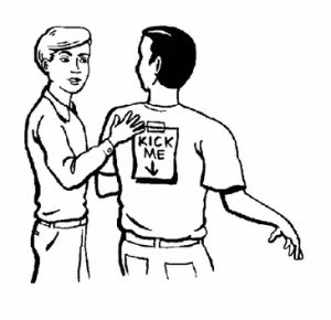 Những mảnh giấy tự thú này sẽ được những "kẻ đi câu" tìm cách dán lên lưng, lên người bạn bè của mình. Phổ biến nhất trên mảnh giấy tự thú là câu "Kick me!" - "Hãy đá tôi đi". Khi bất ngờ có ai đó đến đá vào mông bạn, bạn sẽ hiểu ngay trên lưng mình hẳn là đã có một mảnh giấy tự thú.