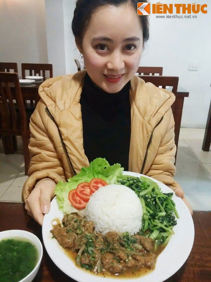 Trong cuộc sống, cô Nguyễn Ngọc Quỳnh là một người phụ nữ trẻ năng động. Cô được sự giúp đỡ của gia đình để kinh doanh nhà hàng về chuyên về các món ăn Huế, tìm kiếm thêm niềm vui và trải nghiệm.