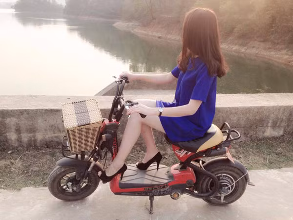 Các cô gái cũng không chịu thua kém với những bức ảnh thể hiện "đỉnh cao của sự ngây thơ". Tự tin vào bản thân, nhiều cô gái gửi ảnh chụp chơi, khoe dáng đẹp, da trắng về hi vọng mình sẽ gây được ấn tượng.