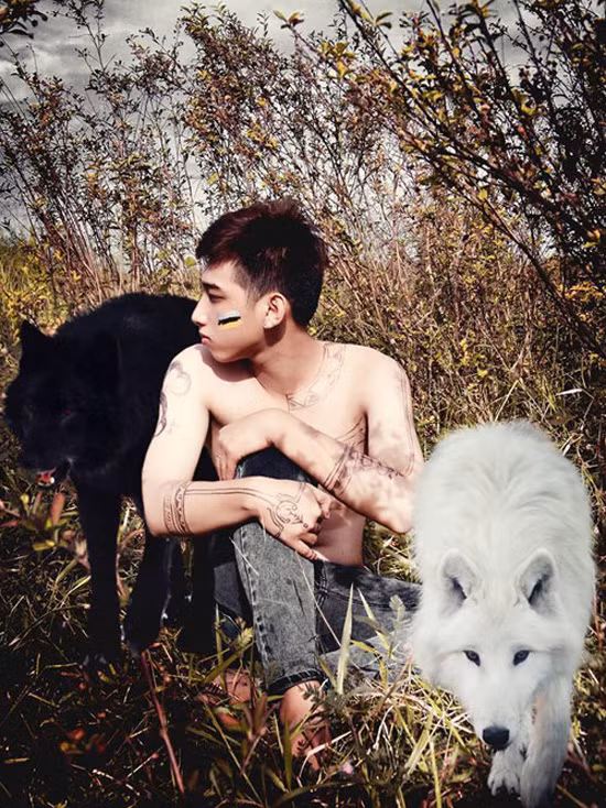 Một số lại muốn gây ấn tượng bằng những tấm hình mang concept độc lạ. Nhưng trong bức ảnh này, người xem có thể nhận ra ngay 2 "nhân vật phụ" trong ảnh chỉ là hàng giả, được cắt ghép rất lộ liễu. Kiểu ngồi của người mẫu cũng khiến anh trông khá "tù", không khoe được vẻ đẹp cơ thể.