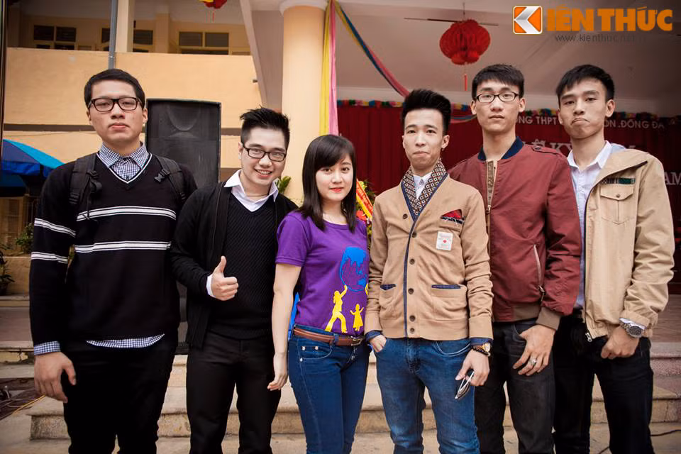 Ngoài việc tích cực giảng dạy, truyền đạt kiến thức, tâm huyết cho học sinh, cô Quỳnh còn thường xuyên tham gia các hoạt động văn nghệ, ngoại khóa của nhà trường.