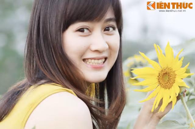 "Thuận lợi là khi đó mình vừa ra trường, vừa trải qua thời gian giống như các con nên ít nhiều cũng hiểu về tâm lý, có cơ hội gần gũi các con. Ngoài giờ lên lớp có thể nói chuyện hỏi han về tình yêu, tình bạn cô trò hiểu nhau hơn. Khó khăn là tuổi mới lớn tâm lý phức tạp, khó nắm bắt. Mà các con, nhất là bạn nữ có rất nhiều chuyện tâm sự mà giờ ra chơi không đủ nói nên vào giờ một số con vẫn còn tâm sự . Không ít lần mình cũng cáu và trừ điểm sổ đầu bài".