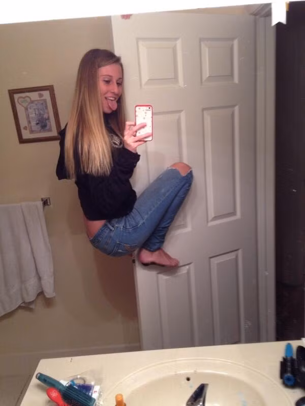 Đa số các bạn trẻ hiện nay vẫn ưa thích việc tự sướng theo cách truyền thống hơn. Dù đôi khi phải khá vất vả để có được góc chụp đẹp nhưng chính điều này lại tạo nên sự hứng thú, thậm chí biến nhiều người thành những "con nghiện tự sướng".