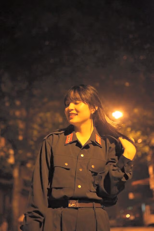 Loạt ảnh hóa thân thành nữ cảnh sát cơ động được chụp trong một buổi quay phim mà Phương Anh được mời tham gia.