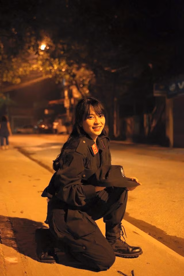 "Nữ cảnh sát 9X" thực ra là cô bạn Nguyễn Phương Anh, sinh năm 1999, là em họ của cựu cầu thủ U19 Việt Nam Bùi Tiến Dũng. Phương Anh hiện sinh sống và học tập tại Yên Bái,
