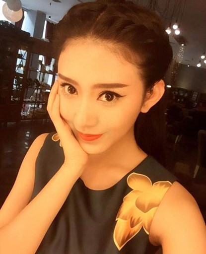 Ngoài thời gian học tập, Trương Lâm Nghệ còn hoạt động như một người mẫu ảnh tự do. Với lợi thế về ngoại hình, khuôn mặt đẹp và gout thời trang ấn tượng, Trương Lâm Nghệ tạo sức hút mạnh mẽ với nhiều bạn trẻ Trung Quốc.