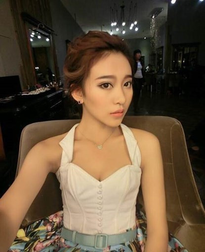 Rời bỏ bộ đồng phục học sinh, Trương Lâm Nghệ khiến các fan ngây ngất với hình ảnh nữ tính, sexy cùng với những bộ trang phục hiện đại.