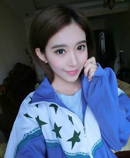 Sau thành công của bộ ảnh mặc đồng phục, Trương Lâm Nghệ tiếp tục khiến các fan, dân mạng Trung Quốc thêm choáng ngợp trước vẻ đẹp, khuôn mặt hoàn hảo của mình. Cô tung ra một số bức ảnh đời thường, thu hút hàng trăm nghìn lượt tìm kiếm trên mạng.