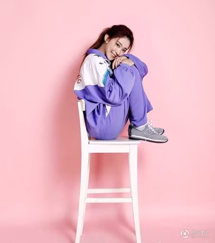 " Thiên thần đồng phục" là cách mà dân mạng Trung Quốc gọi Trương Lâm Nghệ, một hot girl 9X khá nổi tiếng, sau khi cô nàng này tung ra loạt ảnh đáng yêu trong bộ đồng phục học sinh cách đây không lâu.