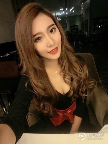 Vừa đi học, vừa đi làm nên Trương Lâm Nghệ phải căn chỉnh thời gian của mình rất kỹ càng. Dù khá bận bịu với công việc người mẫu nhưng cô gái được mệnh danh "Thiên thần đồng phục" vẫn quyết tâm hoàn thành chương trình học của mình với thành tích tốt nhất.