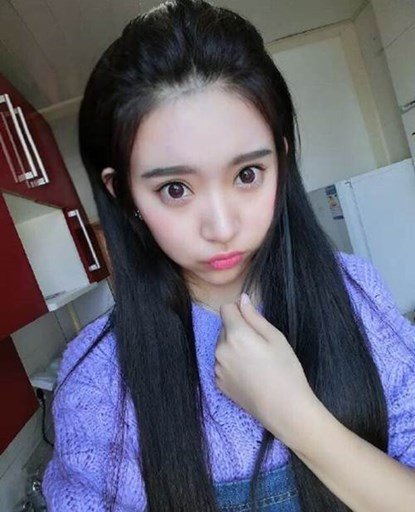 Trên mạng, Trương Lâm Nghệ có nickname là Miranda. Cô được nhiều bạn trẻ biết đến là hot girl có khuôn mặt đẹp hoàn hảo và thân hình đạt tới tỉ lệ vàng.