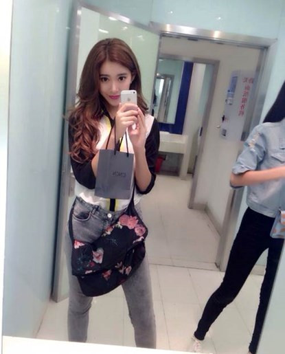 ... Khi lại làm các chàng trai phải thổn thức với hình tượng một nàng "bad girl" cá tính và nổi loạn.