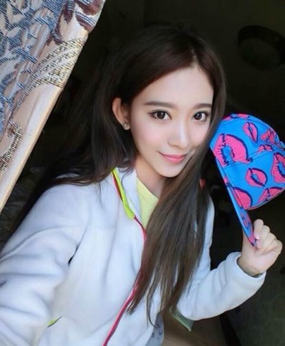 Điều đặc biệt ở Trương Lâm Nghệ là nhan sắc biến hóa đa dạng của cô. Lâm Nghệ dường như phù hợp với mọi phong cách... khi thì là một nữ sinh trong sáng, ngây thơ...