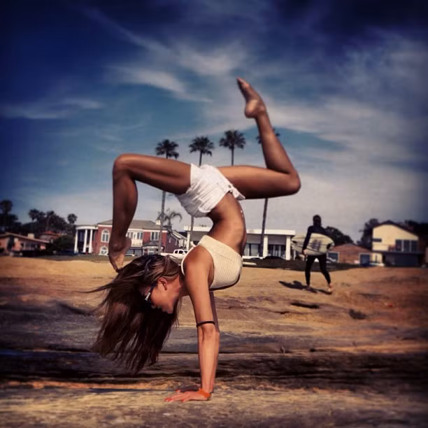 Với trình độ của mình, Michelle Lou Lan là người sáng lập ra trung tâm MeshYoga tại New York, Maui. Người đẹp người Mỹ gốc Hoa được mời dạy yoga tại nhiều nơi trên thế giới như: Thượng Hải, Bali, Hawaii...