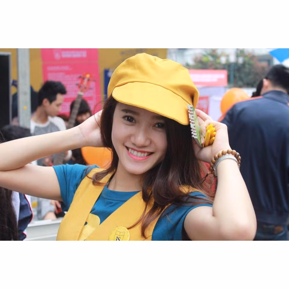 Tuy có năng khiếu ca hát nhưng Kiều Oanh lại quyết định theo học ngành Kế toán của trường Đại học Quốc gia, Hà Nội. Ngành học này theo cô bạn xinh đẹp thì sẽ dễ tạo ra một công việc ổn định hơn mà vẫn không cản trở đam mê ca hát.