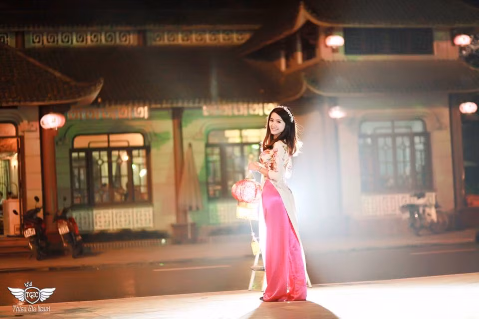 Kiều Oanh chỉ hát bằng đam mê, sở thích và bằng kết quả của việc tự tập luyện. Cô tham gia nhiều câu lạc bộ ca múa nhạc từ khi còn đi học, phát triển giọng hát cũng như luyện thêm các kỹ năng trình diễn để tạo sức hấp dẫn với khán giả.