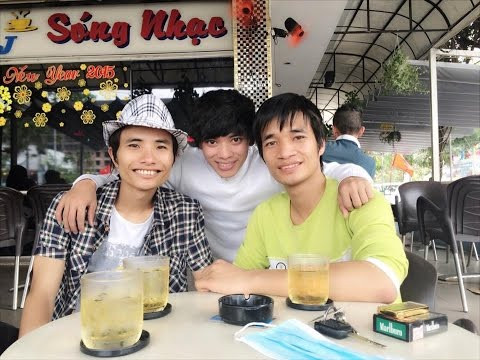 Từng chia sẻ "chưa bao giờ có ý định lấn sân vào showbiz", nhưng những hoạt động gần đây của Lệ Rơi, đặc biệt là bộ ba Lệ Rơi, hot boy kẹo kéo, Thánh bàn chải đang khiến dân mạng nảy sinh nhiều đồn đoán, nghi ngờ.