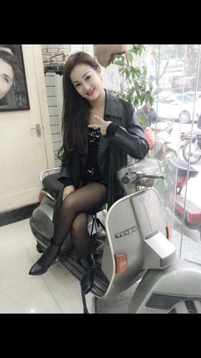 Dù phải vất vả, một mình nuôi hai cô con gái ăn học nhưng đến nay bà ngoại U40 có làn da trắng, mái tóc dài và khuôn mặt xinh xắn, mịn màng như những cô gái chỉ 25-30 tuổi.