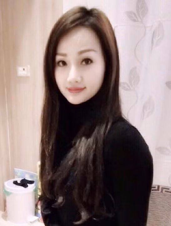 Do kết hôn sớm nên theo tiết lộ của chị Đào Lan Hương, năm nay mới 39 tuổi nhưng chị đã có một cô con gái 20 tuổi cũng khá xinh đẹp, mới lập gia đình và có con nhỏ 3 tháng tuổi. Con gái thứ 2 của chị năm nay 17 tuổi, đang học đại học. Đáng tiếc là chồng chị Hương mất sớm.