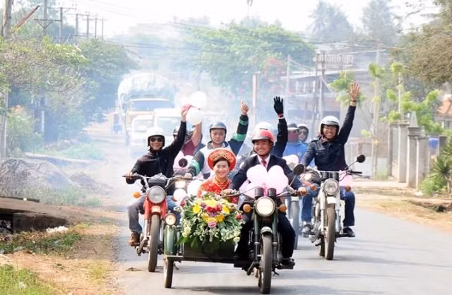 Trước khi tới đón dâu, anh Thanh Tâm đã xin ý kiến gia đình đôi bên về việc thực hiện ý tưởng của mình. Hai gia đình với mục đích thực hiện lễ cưới tiết kiệm, nhưng vẫn muốn tạo một chút dấu ấn đặc biệt nên đã đồng ý với nguyện vọng của anh Tâm.