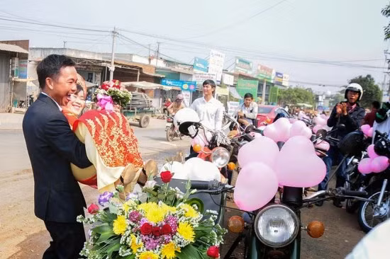 Trong ngày về nhà chồng, chị Thìn được anh Tâm chở bằng xe ba bánh. Cô dâu xinh xắn, vui vẻ khi được chú rể bế lên xe, cùng anh em, bạn bè chơi Minsk rước về nhà chồng. Được biết cặp đôi đáng yêu Thanh Tâm và Út Thìn cũng sinh năm 1989, yêu nhau từ những năm đầu học cấp ba và cùng lên Bình Dương công tác.