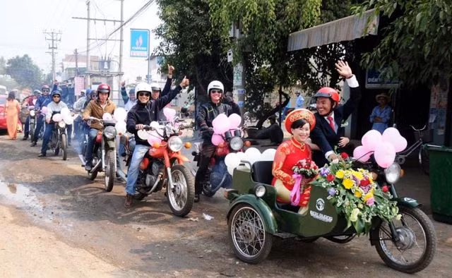 Đoàn xe rước dâu độc đáo gần 20 chiếc, được trang trí hoa, bóng bay tạo nên một cảnh tượng rất thú vị trên đường. Bà con sống ven đường thích thú với đoàn xe, liên tục giơ tay vẫy chào.