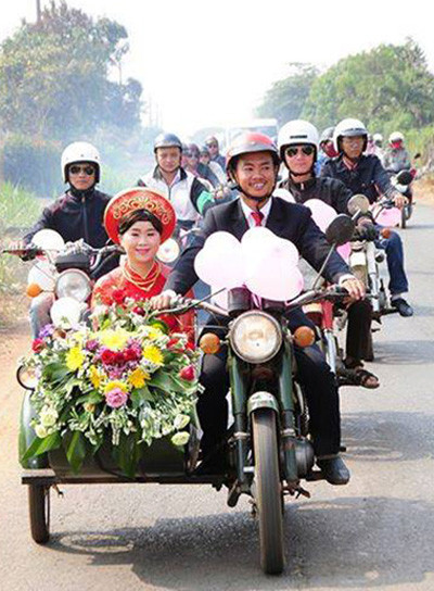 Đám cưới của anh Thanh Tâm và cô dâu Vũ Thị Út Thìn diễn ra hôm 5/4. Đoàn xe Minsk rước dâu trên con đường khoảng 10km từ xã Tân Tiến về nhà trai ở xã Ea Hiu, huyện Krông Pắc, tỉnh Đăk Lăk.