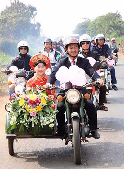 Đám cưới của anh Thanh Tâm và cô dâu Vũ Thị Út Thìn diễn ra hôm 5/4. Đoàn xe Minsk rước dâu trên con đường khoảng 10km từ xã Tân Tiến về nhà trai ở xã Ea Hiu, huyện Krông Pắc, tỉnh Đăk Lăk.