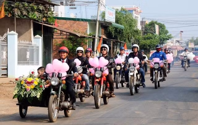 Thành viên CLB chơi xe Minsk Đăk Lăk mới đây rất hân hoan khi được lập thành đoàn rước dâu cho một chàng kỹ sư trẻ. Đám cưới của anh Phan Thanh Tâm, sinh năm 1989 trở nên vui tươi, độc đáo hơn nhờ có sự xuất hiện của dàn xe Minsk cực ngầu. Ảnh: CLB Minsk Đăk Lăk.