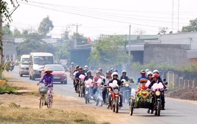 Được biết để có được đoàn "siêu xe" rước dâu độc đáo nào, chú rể Thanh Tâm phải nhờ đến sự trợ giúp của bạn bè, các anh em trong CLB chơi xe Minsk Đăk Lăk.