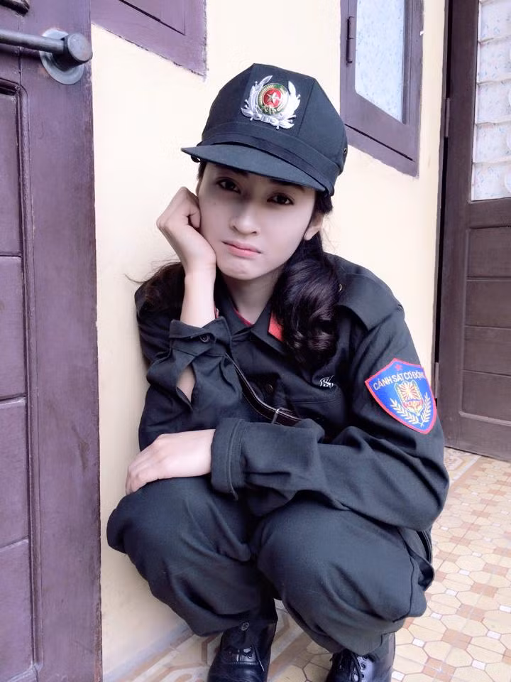 Bất ngờ "nổi tiếng" trên mạng, Khánh Ly được nhiều người khen ngợi và hỏi thăm. Tuy nhiên cô nàng vẫn rất khiêm tốn, cho rằng đó chỉ là may mắn của bản thân, một sự tình cờ ngẫu nhiên. Bởi theo Khánh Ly: "Con gái T45 bọn em hầu hết bạn nào cũng rất xinh xắn. Nhiều bạn cực xinh, nữ tính, nhưng đến khi ra thao trường, tập luyện thì cũng không thua kém ai đâu nhé!".