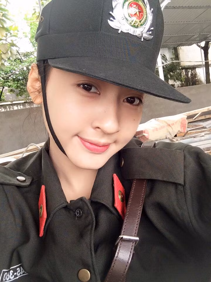 Nguyễn Khánh Ly, sinh năm 1995 đang là gương mặt nữ sinh cảnh sát xinh đẹp được dân mạng Việt quan tâm, tìm kiếm trong vài ngày gần đây. Hình ảnh của Khánh Ly xuất hiện lần đầu trên một fanpage rất nổi tiếng và nhanh chóng thu hút sự quan tâm của các bạn trẻ.