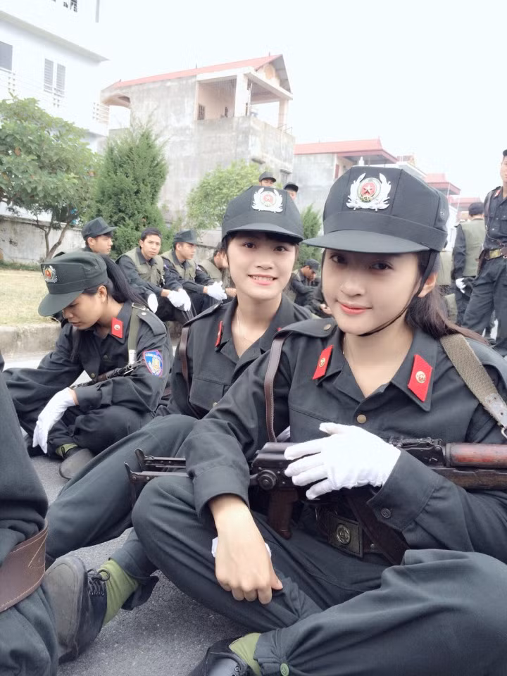 Theo Khánh Ly, trở thành một nữ cảnh sát là ước mơ từ khi còn rất nhỏ của cô bạn. Từng bị gia đình, bố mẹ phản đối nhưng Khánh Ly vẫn quyết tâm thi và học ngành cảnh sát vũ trang. "Từ bé em đã ước mơ được mặc lên mình bộ cảnh phục. Em chọn học ngành cảnh sát vì em yêu thích sự mạnh mẽ. Đến giờ em còn cảm thấy mình có chút nam tính nữa cơ", Khánh Ly tâm sự.