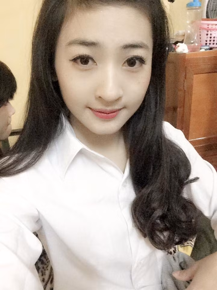 Cô bạn thường xuyên tập luyện, biểu diễn trong các chương trình của trường, tham dự cuộc thi văn nghệ của các lớp. Theo nữ sinh cảnh sát xinh đẹp, việc tập luyện đôi khi rất vất vả, mệt mỏi nhưng lại khiến cô có được nhiều niềm vui từ sự giao lưu với bạn bè và nhất là khi được nhận những tràng pháo tay của khán giả lúc xem biểu diễn.