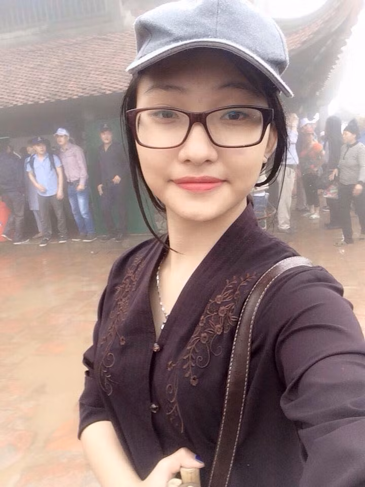 Minh Hiếu càng tỏ ra không vui khi có một số dân mạng thường xuyên bình luận trên trang cá nhân của cô theo kiểu "điểm danh", hoặc trêu chọc rất bất lịch sự.